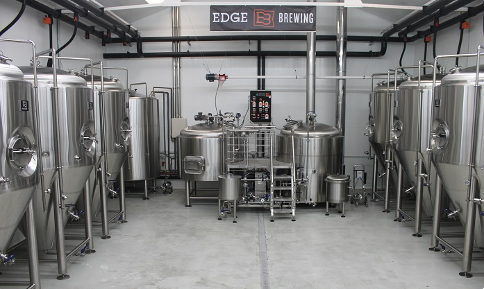 Sala de producción de Edge Brewing en Poble Nou